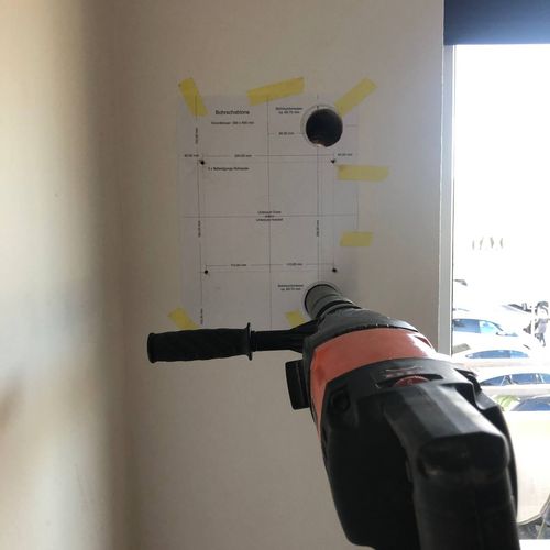 Kernbohrung in der Nähe für Sanitär- und Elektroinstallationen